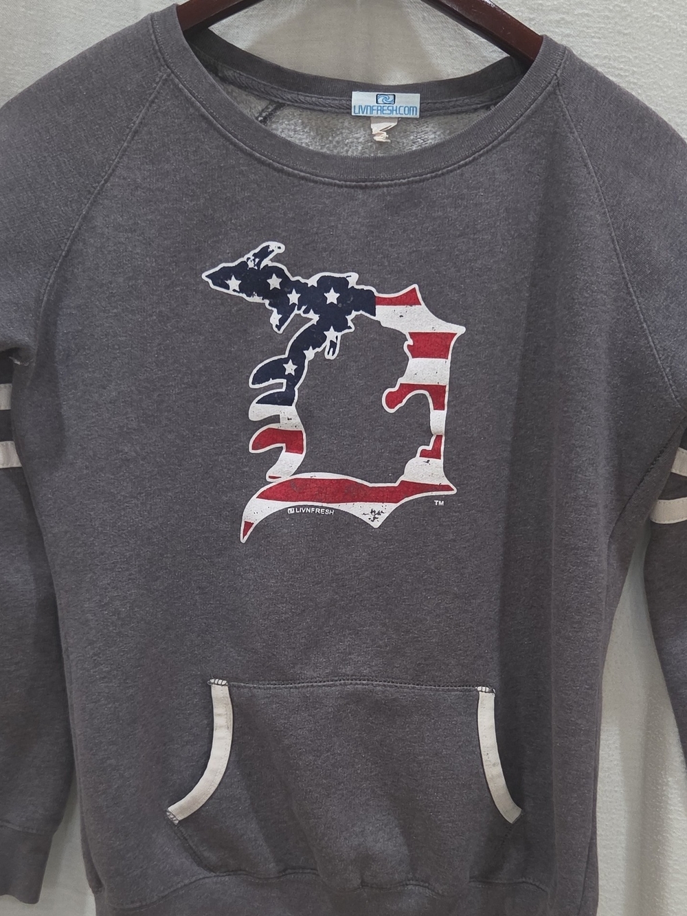 LivnFresh Women’s Gray M Pullover Sweatshirt Crewneck Flag Graphic Pockets